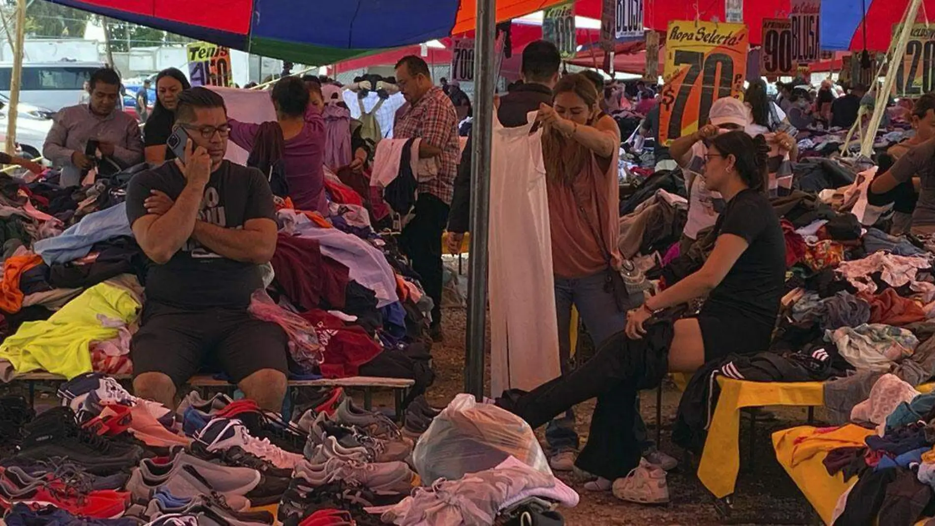 Tianguis de San Isidro, de los más concurridos por aquellos que buscan vestirse a precios accesibles